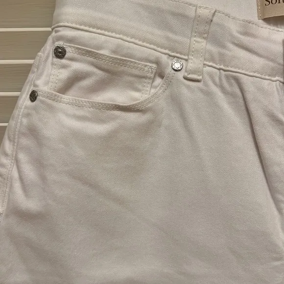26. Soft Surroundings The Ultimate Denim Pull on Shorts in White, Size Medium