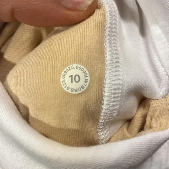 8027 -Lululemon Inner Glow High-Rise Short 3&quot;White- size 10
