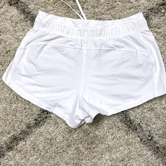 8027 -Lululemon Inner Glow High-Rise Short 3&quot;White- size 10