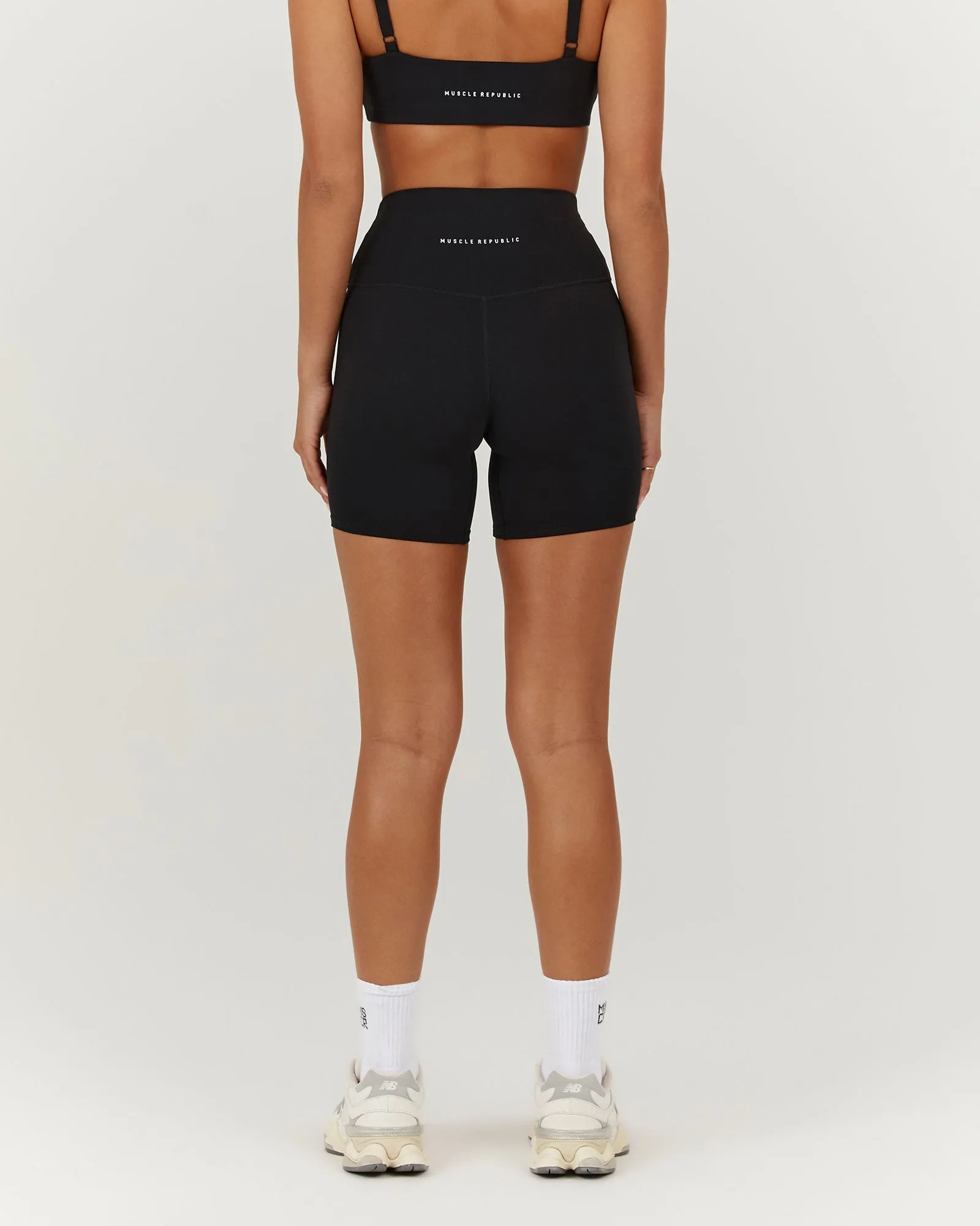 AIRE SHORTS 6" - BLACK