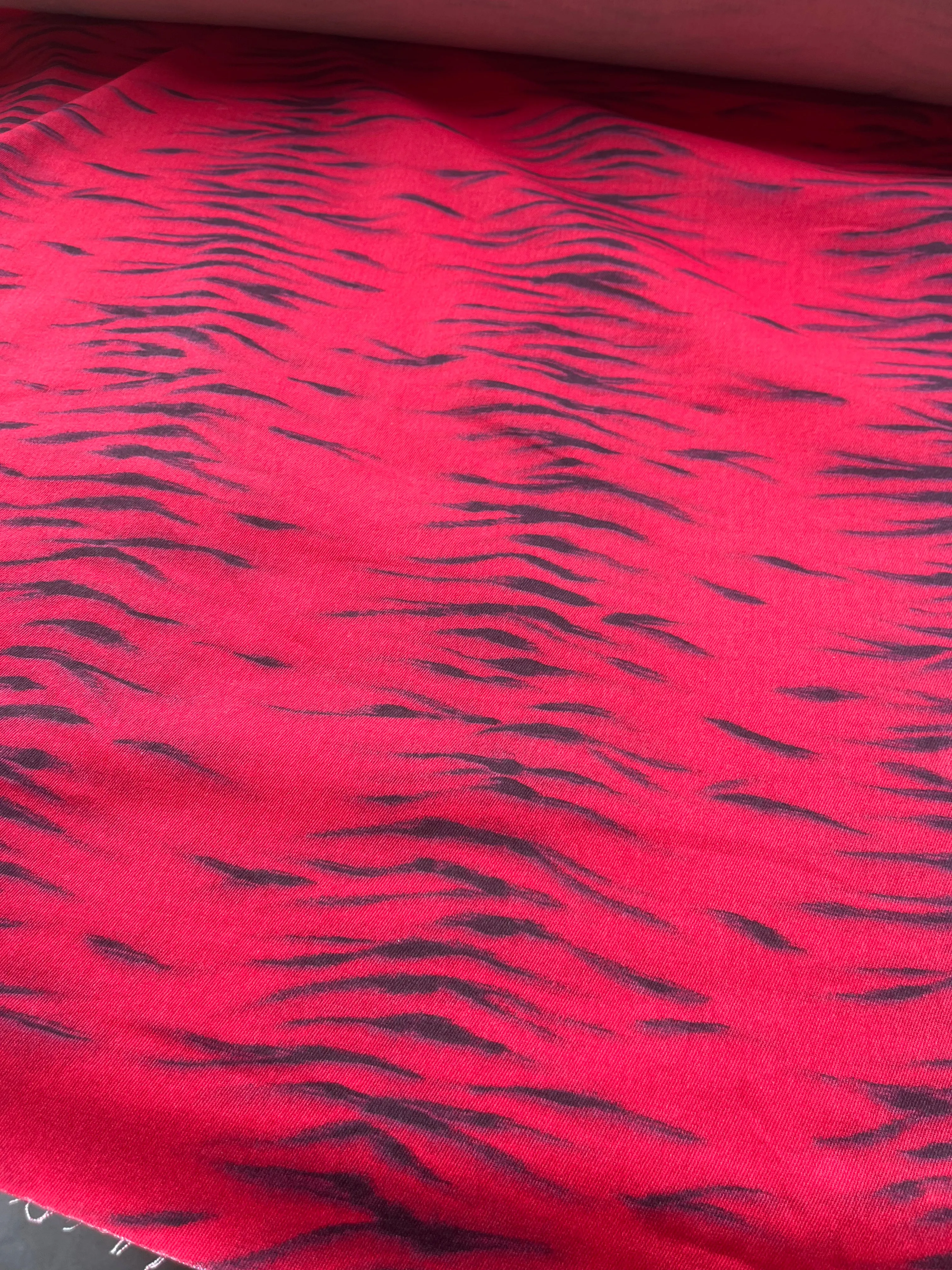 Fatima 007 cotton twill stretch with red/black zebra print