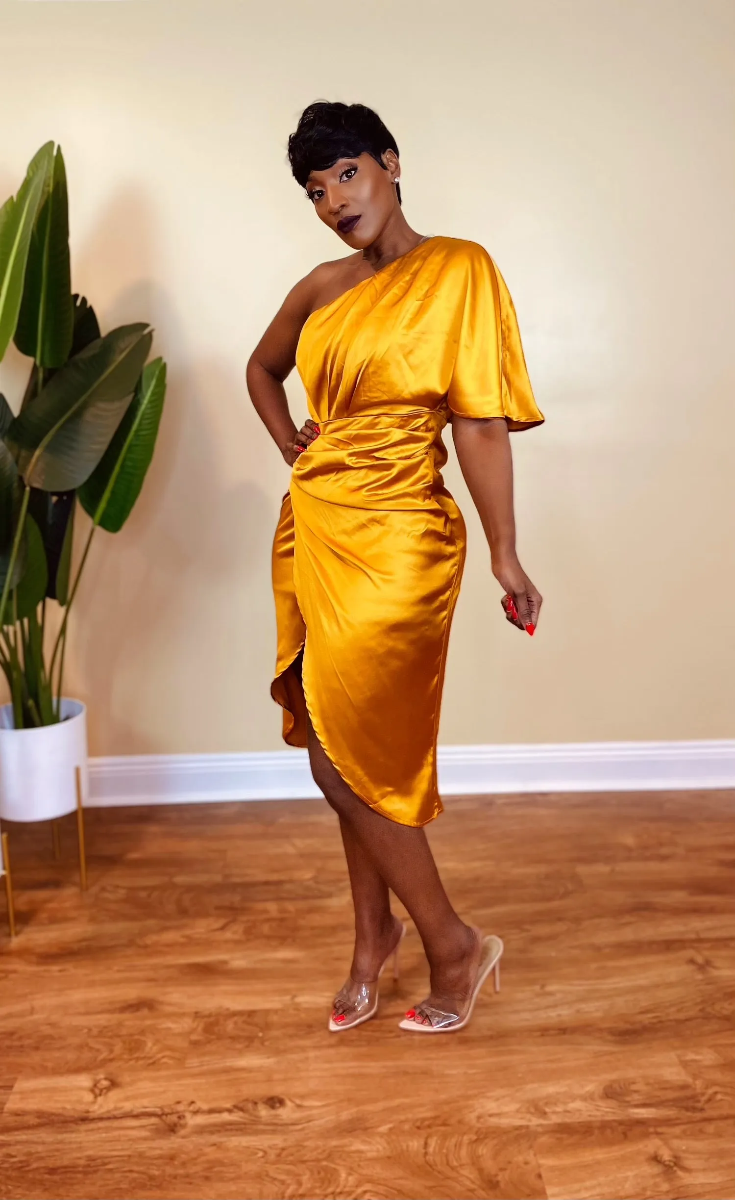 HOLIDAY STRUT DRESS (GOLD)