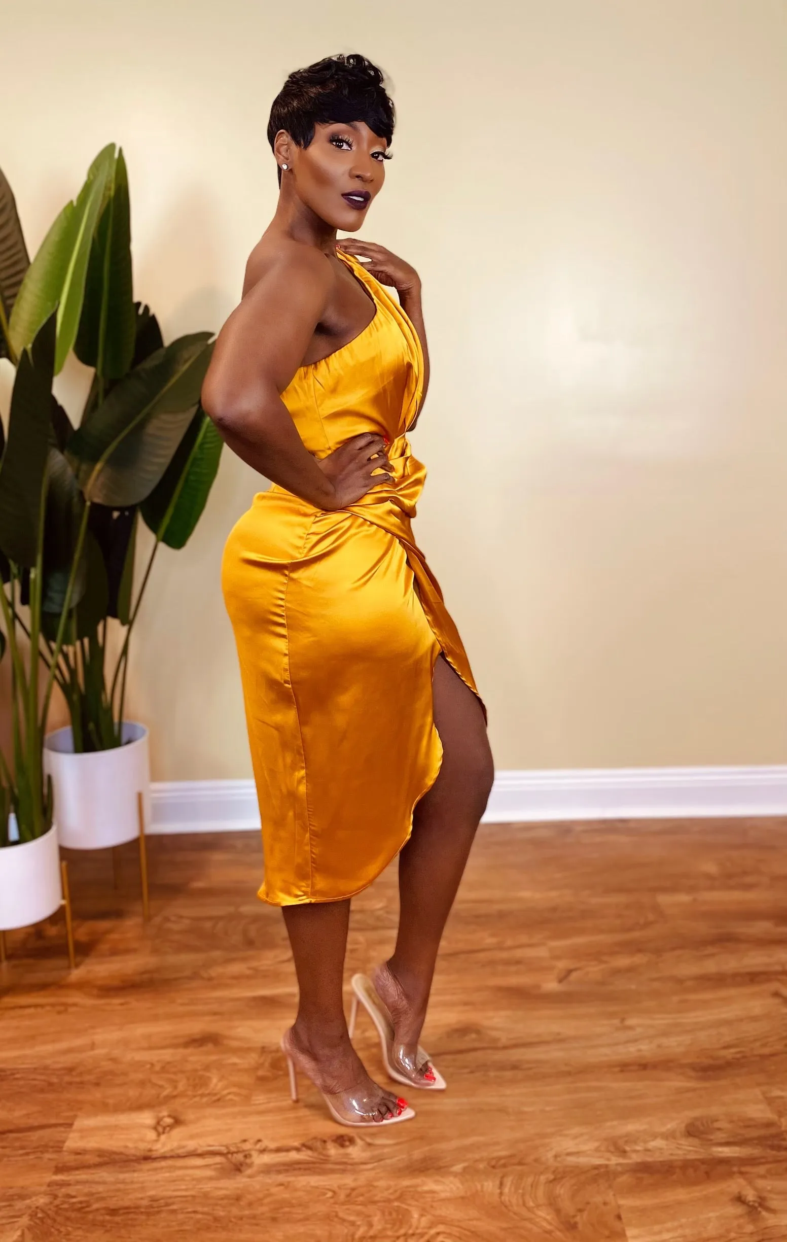 HOLIDAY STRUT DRESS (GOLD)