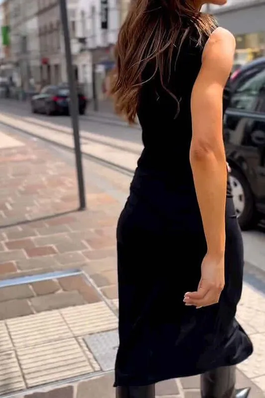 sleeveless black tight pleated dress