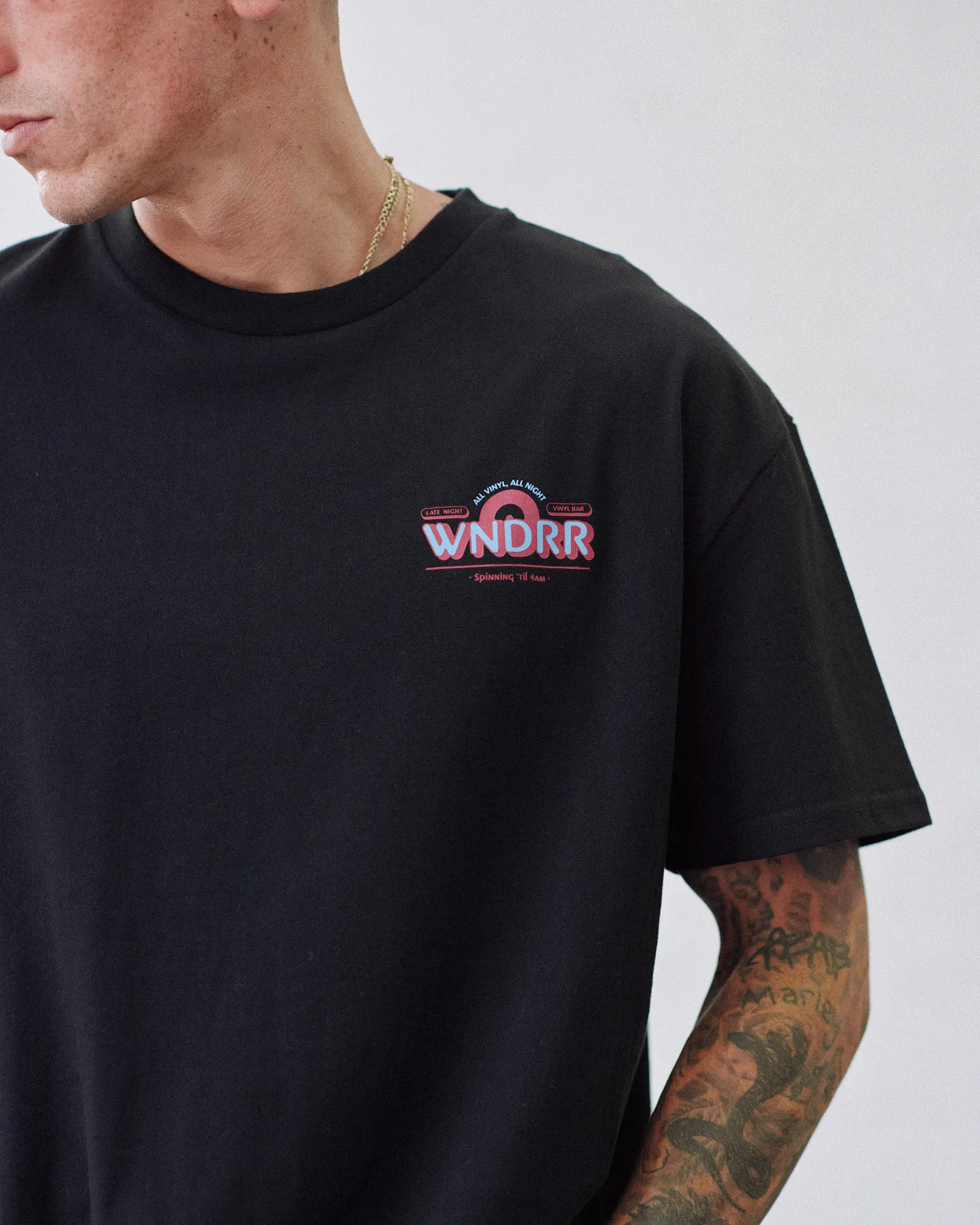 VINYL BAR BOX FIT TEE - BLACK