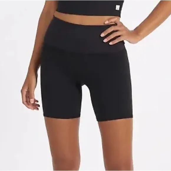 Vuori Women’s Studio Bike Shorts in Black Size Large