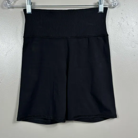 Vuori Women’s Studio Bike Shorts in Black Size Large