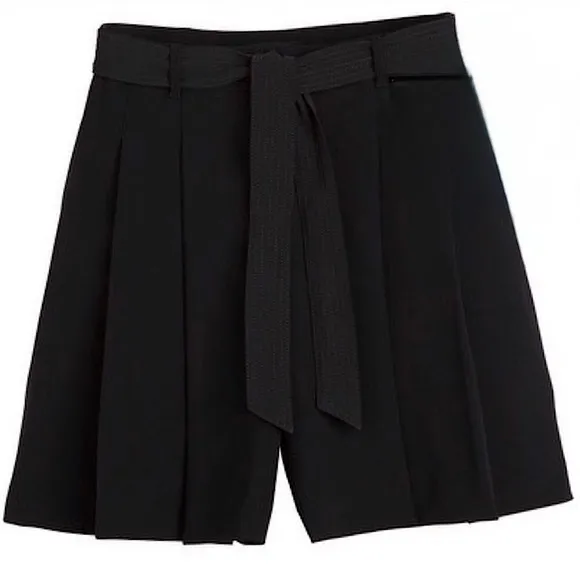 WHBM BLACK PLEATED CITY SHORTS