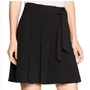 WHBM BLACK PLEATED CITY SHORTS
