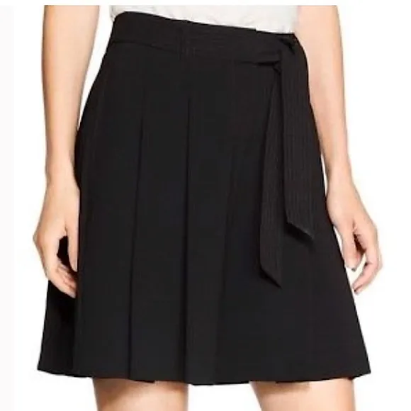 WHBM BLACK PLEATED CITY SHORTS